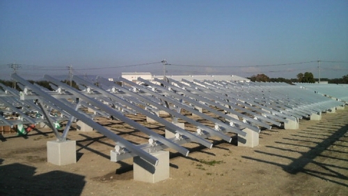 アルミ製のため軽量で耐食性にも優れているアルミ製太陽電池架台