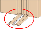 床に直接ねじで固定するフラットタイプのレールなので、床材の貼分けがいらず施工が簡単です